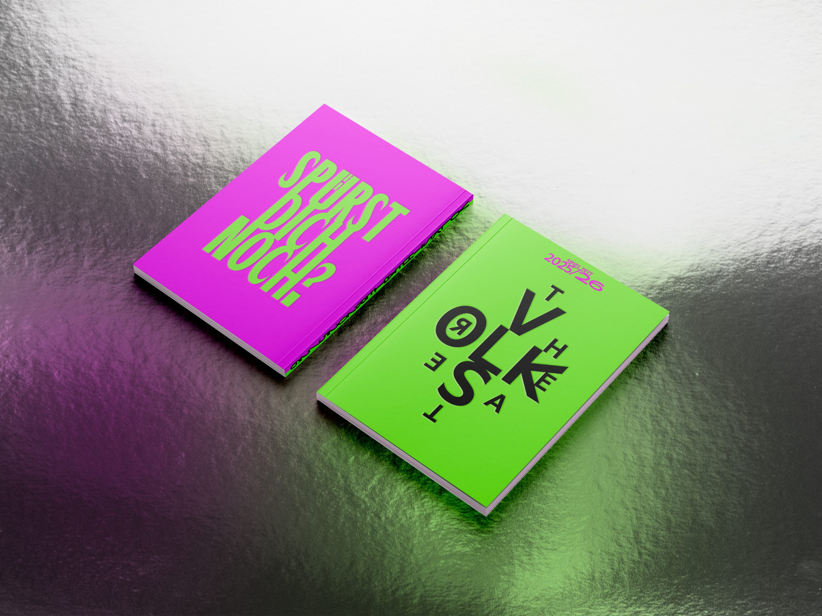 volkstheater-spielzeitbuch-2025-26-mockup Das Titelbild und die Rückseite des Volkstheater Spielzeitbuchs 2025/26